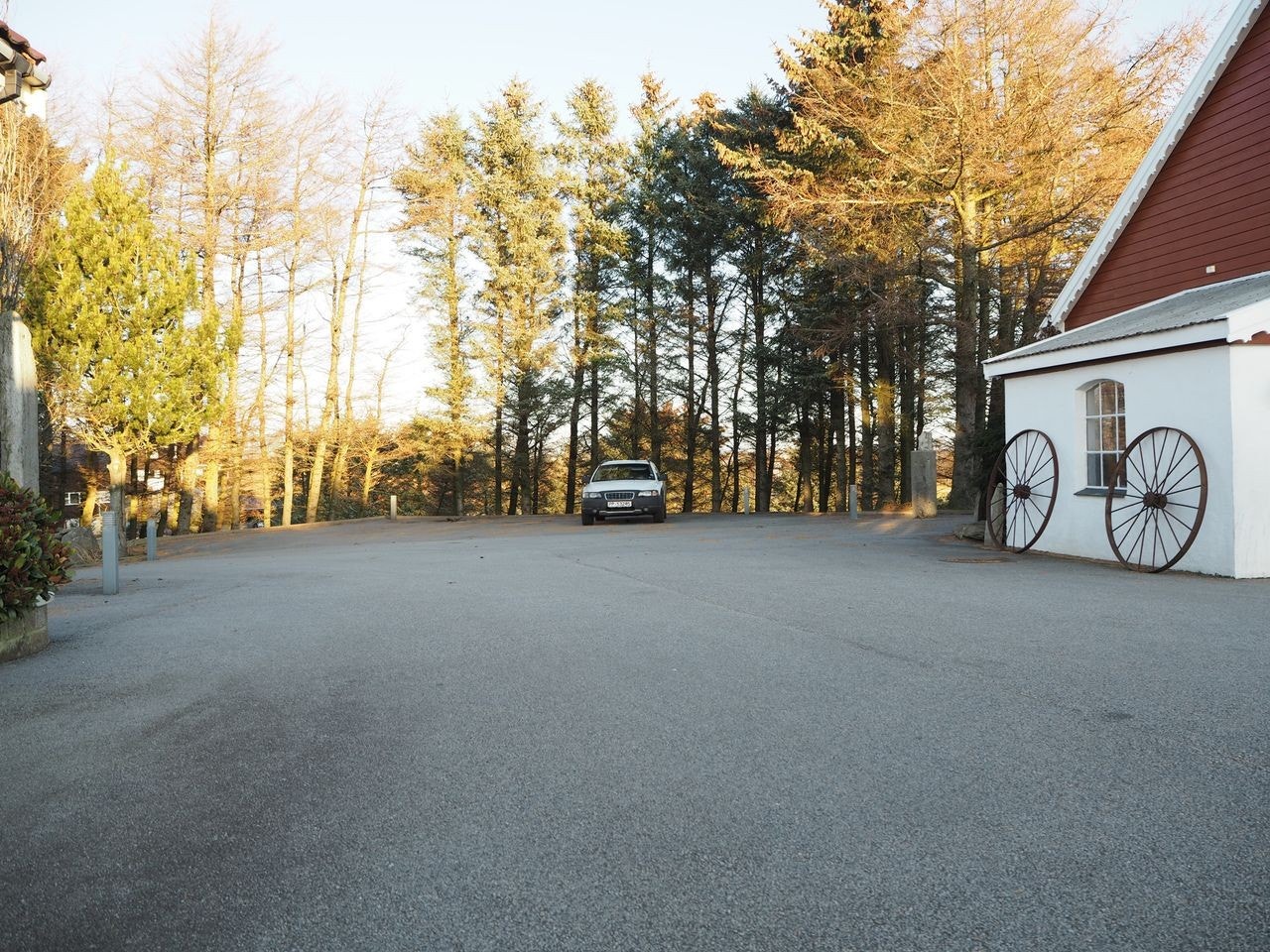 Egen privat parkering med god plass Galleribilde