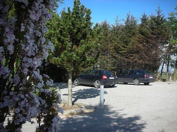 Egen privat parkering med god plass Galleribilde