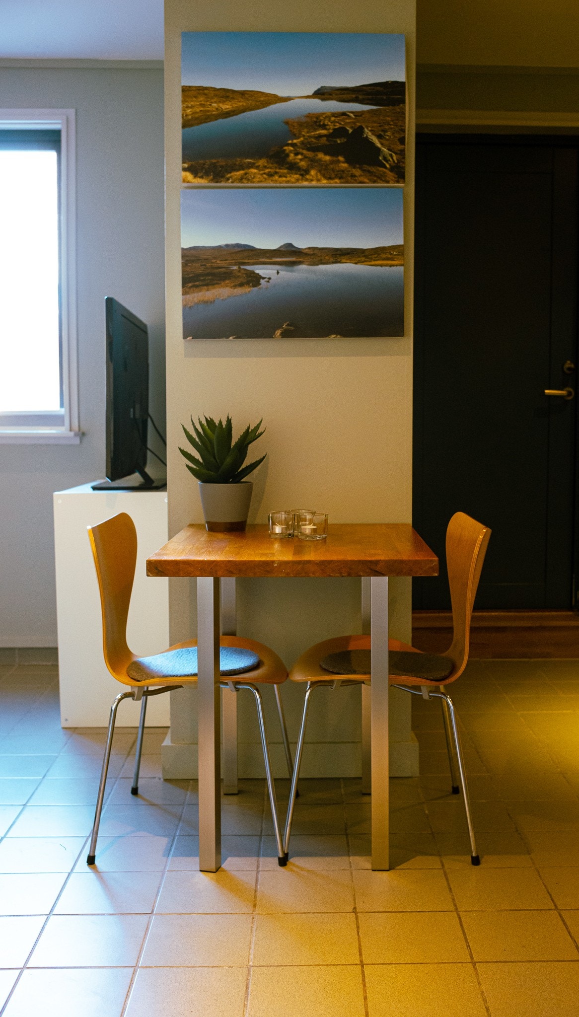 Oppholdsrom med forslag til spiseplass. Galleribilde