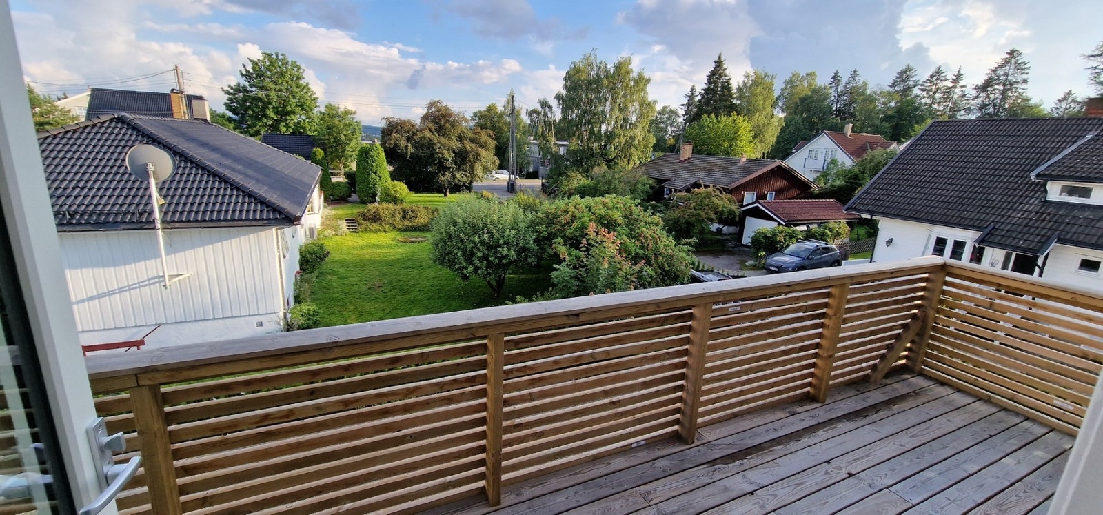 Utsikt fra veranda. Stor veranda med god plass til hagemøbler. Hyggelig utsikt. Rolige omgivelser. Galleribilde