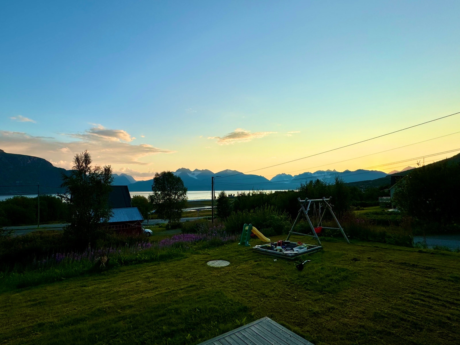 Deler av hagen. Utsikt fra verandadør Galleribilde