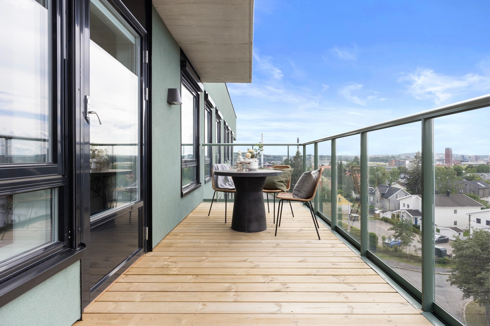 Alle boligene har egen uteplass i form av balkong eller terrasse og noen har to. Balkongene har tredekke som er behagelig å gå på. Foto er lånt fra leilighet 6042 Galleribilde