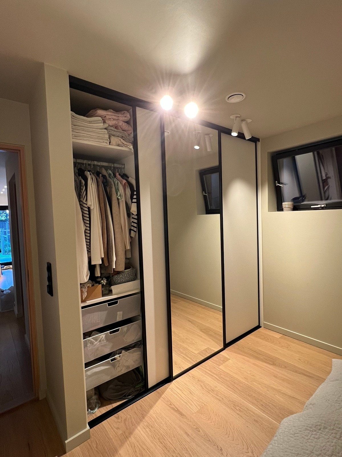 Skyvedørsgarderobe på soverommet Galleribilde