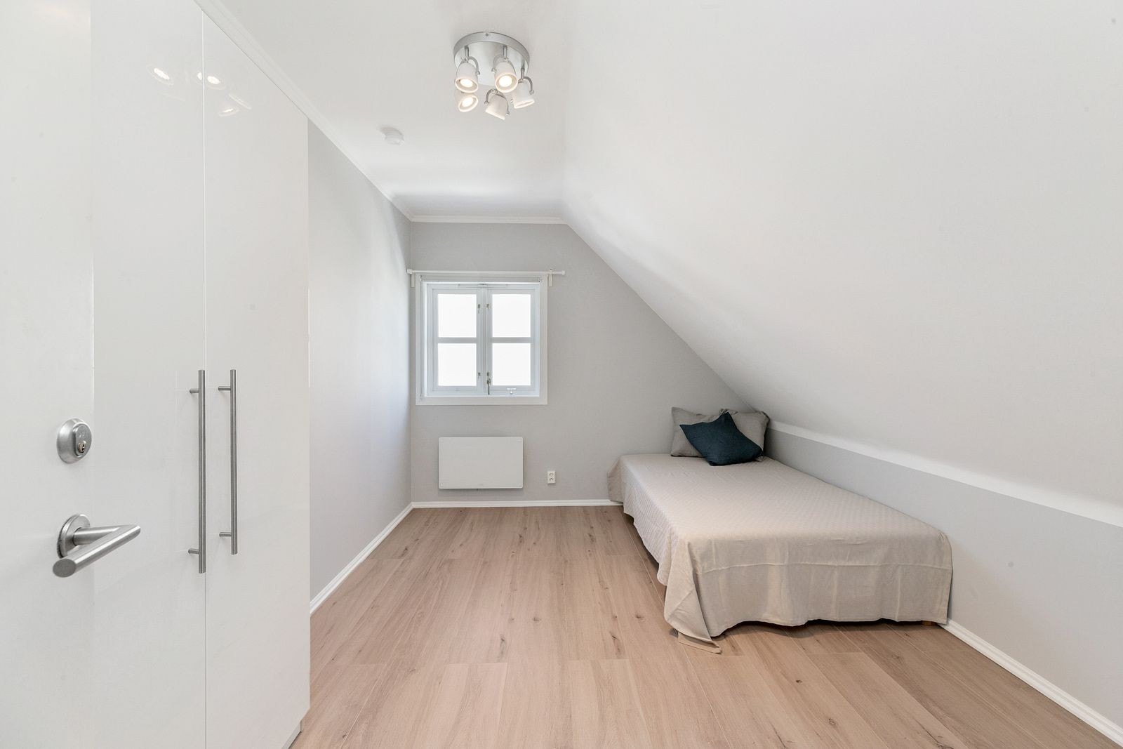 Rom 8 5500 kr stort rom med seng og skap Galleribilde