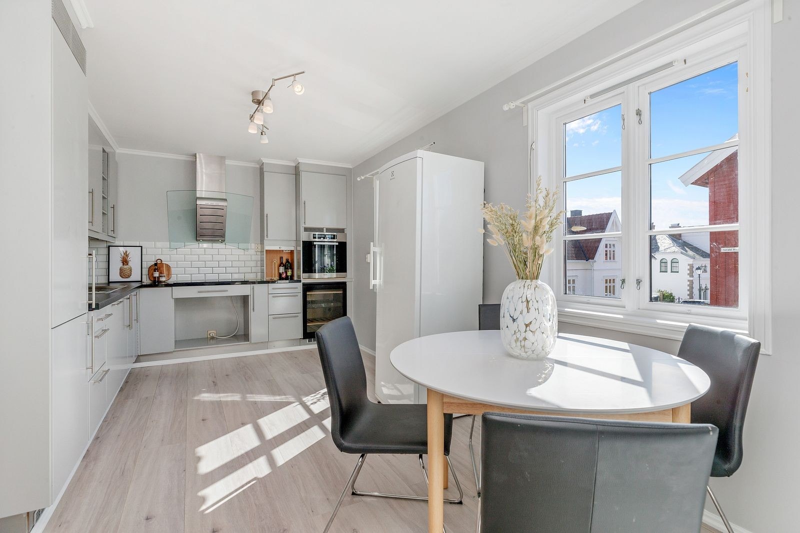 Kjøkken med sittegruppe og kjøkkenutstyr Galleribilde