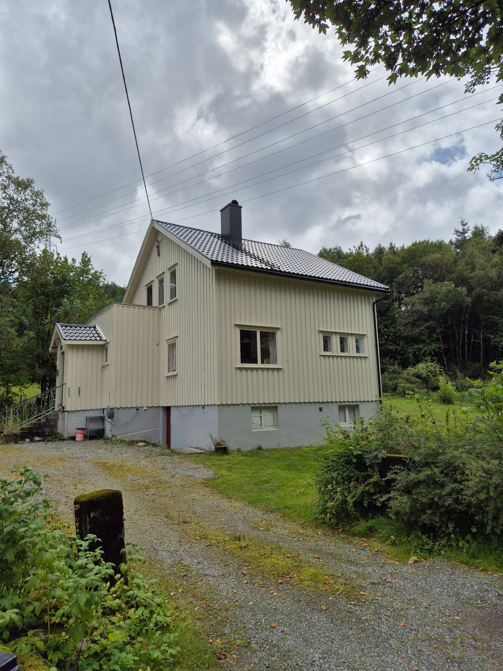 Stort gårdsrom og hage rundt huset Galleribilde