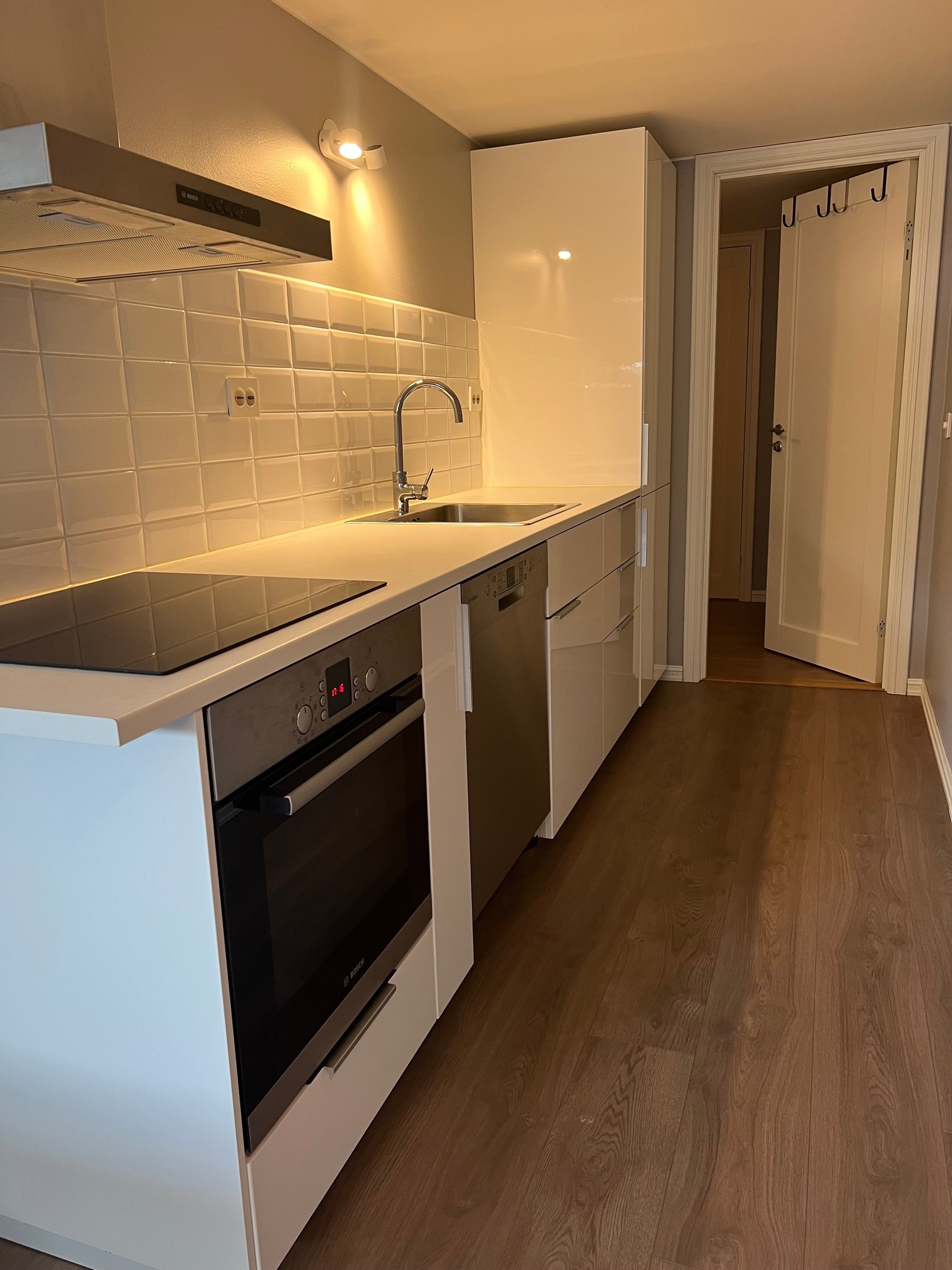 Inngangen til selve hybelen i enden, har egen lås. Galleribilde