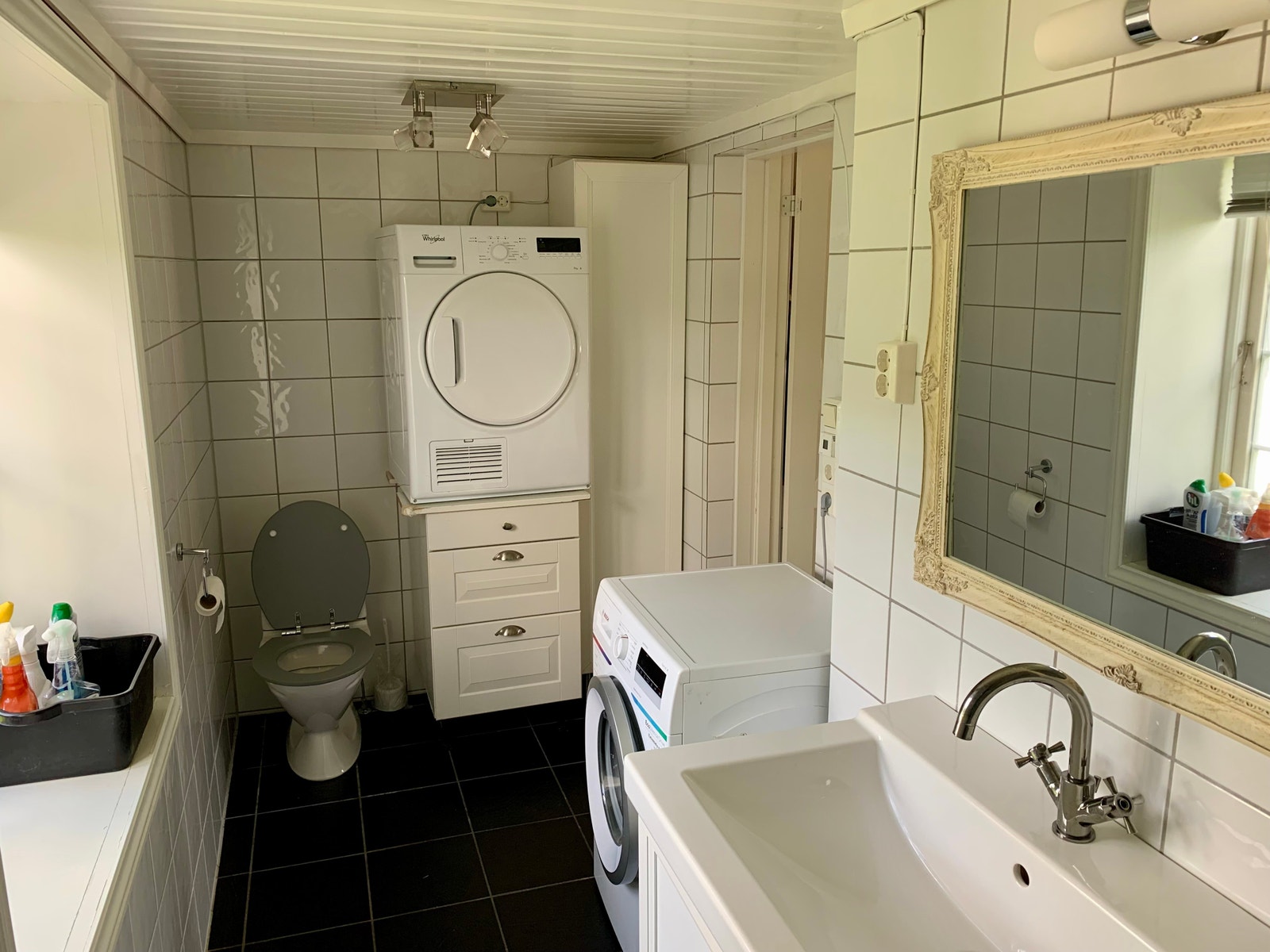 Bad med vaskemsskin/tørketrommel Galleribilde