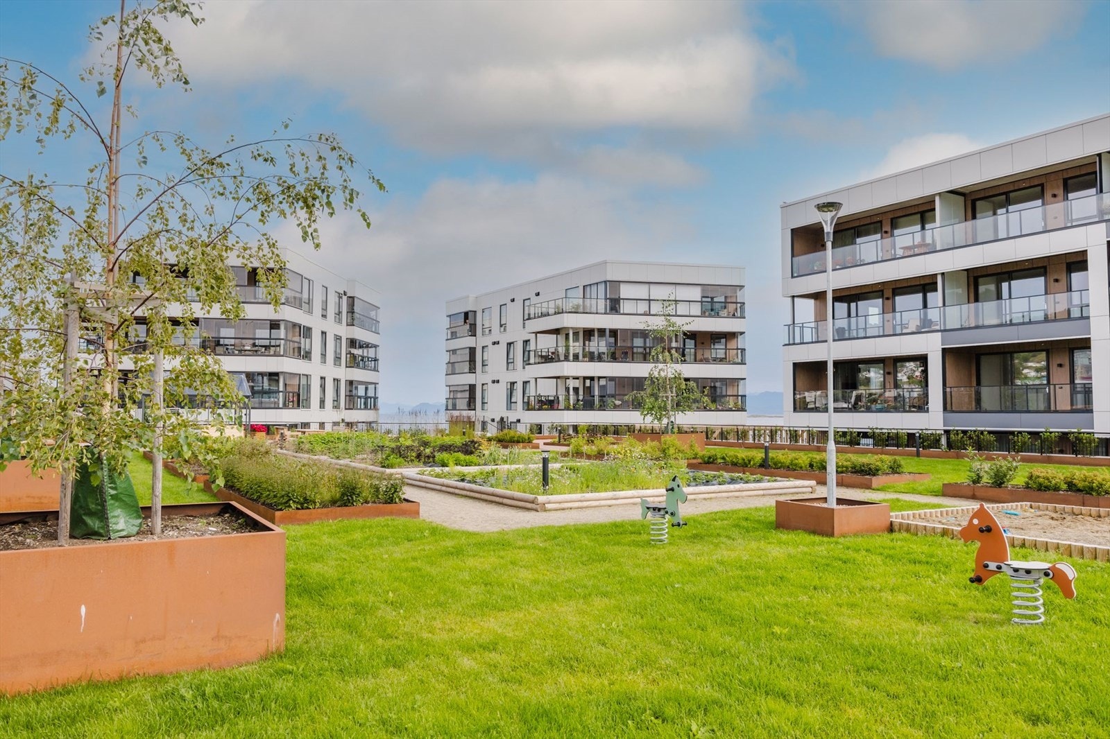 Hage - beboernes plantefelt innenfor arealene avgrenset med tømmerstokker Galleribilde