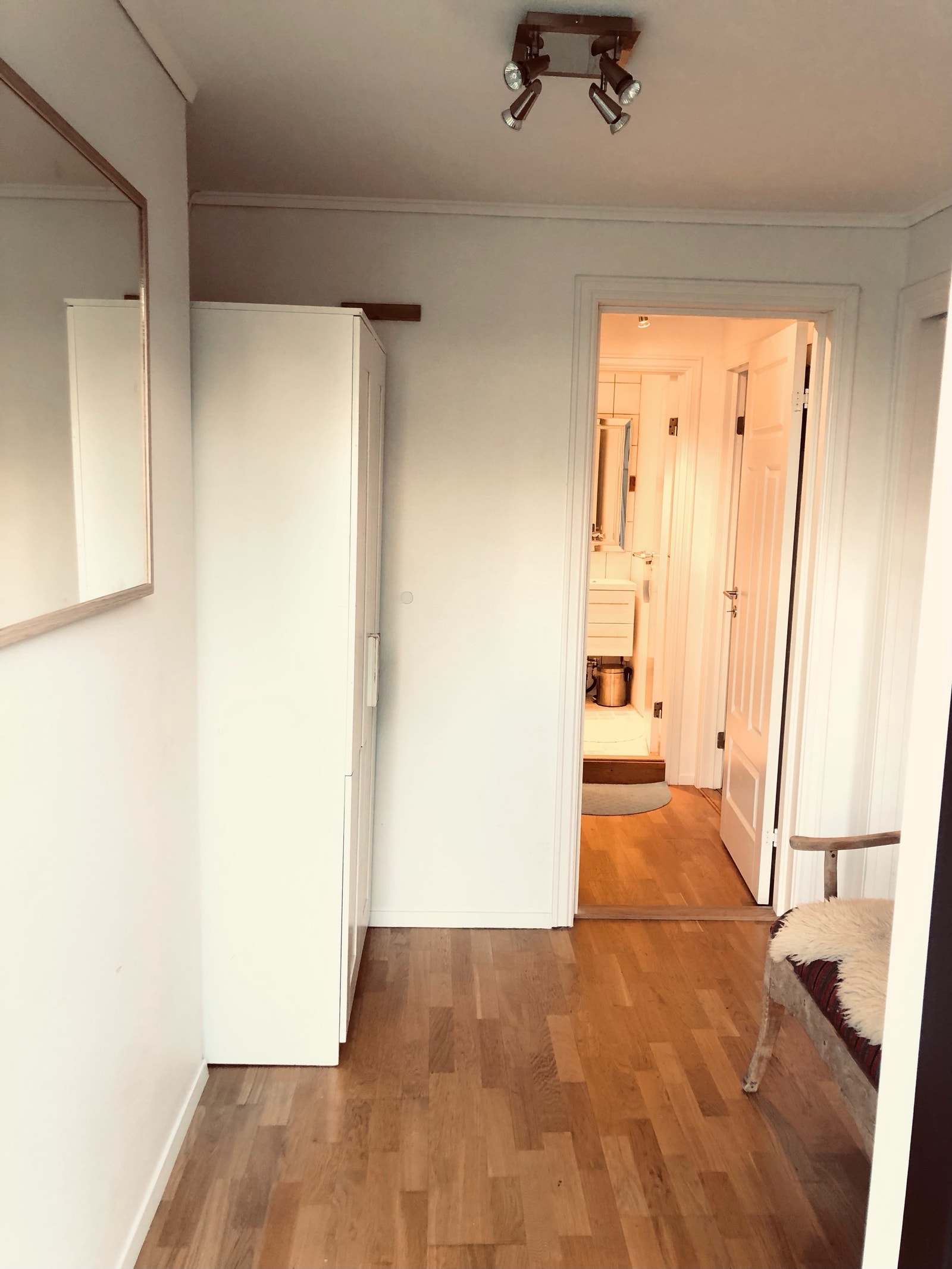 Gang inngang mot leil. stor gang med skap og god plass for klær og sko. Galleribilde