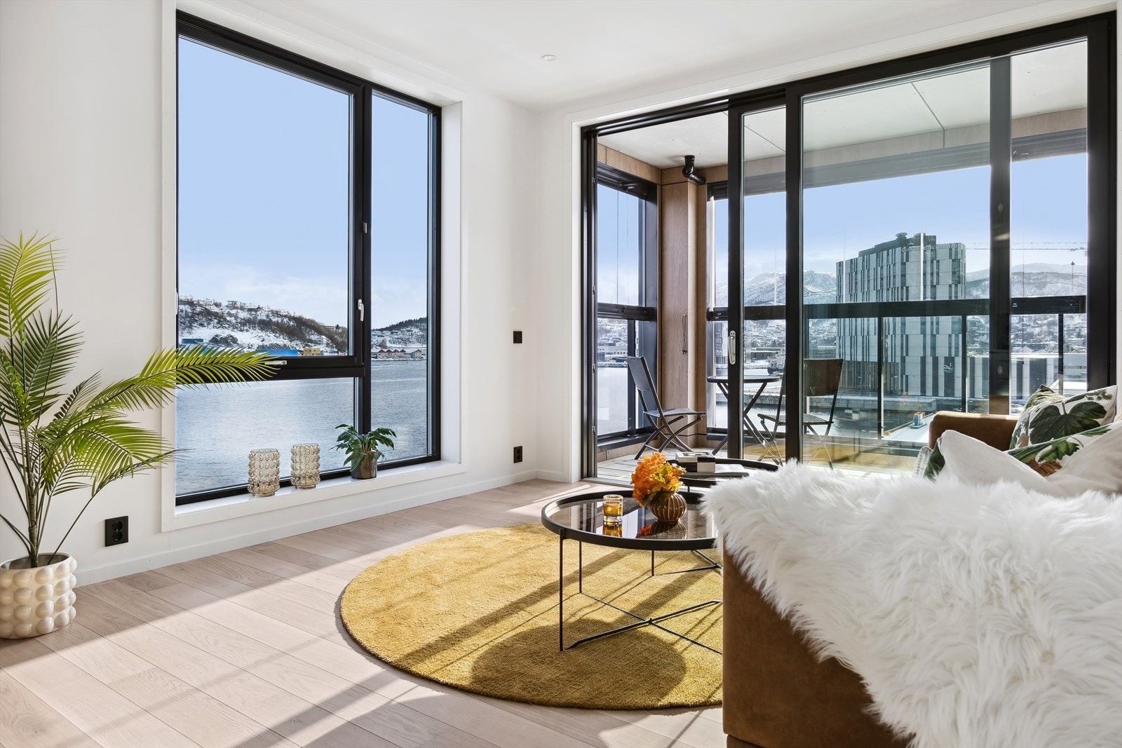 Stue med utgang til innglasset balkong - bilde fra tilsvarende leilighet i bygg 4 Galleribilde