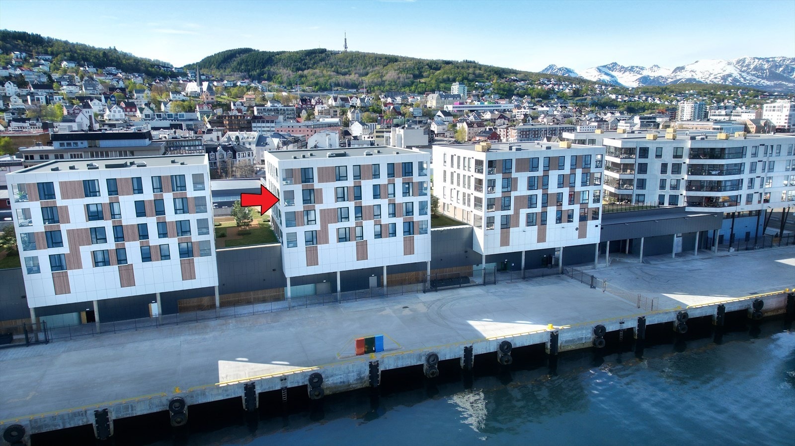 Fasadefrasjø.jpg Galleribilde