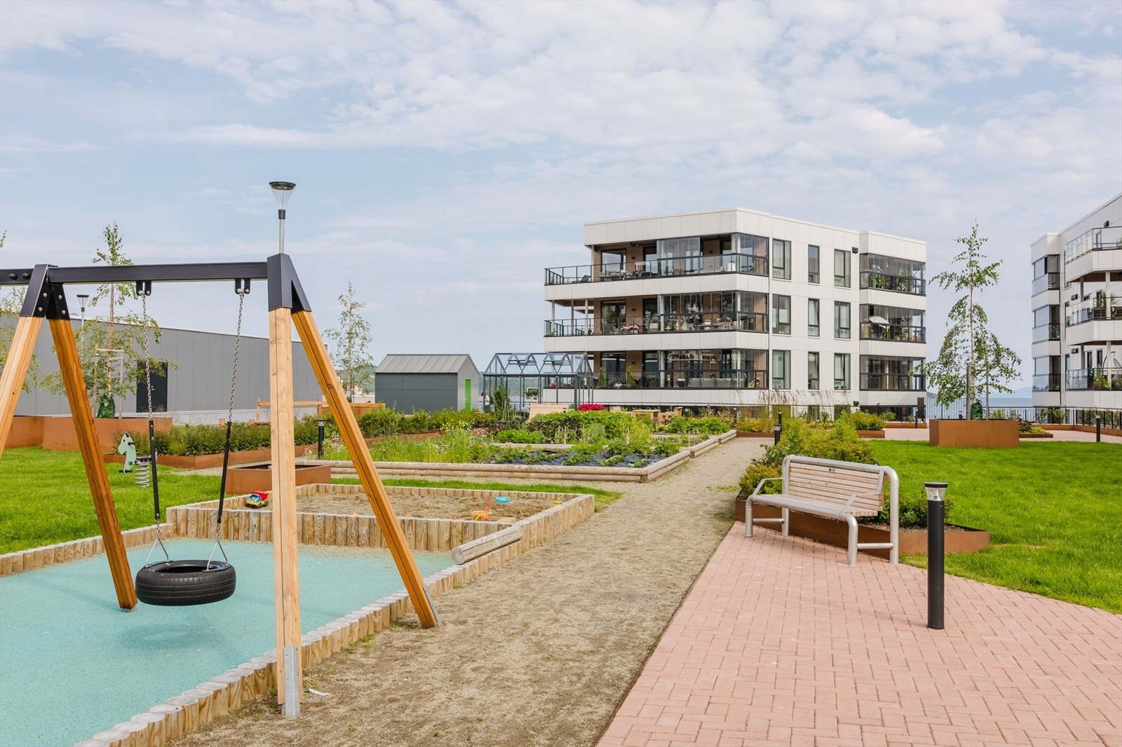 Lekeplass - hage Galleribilde