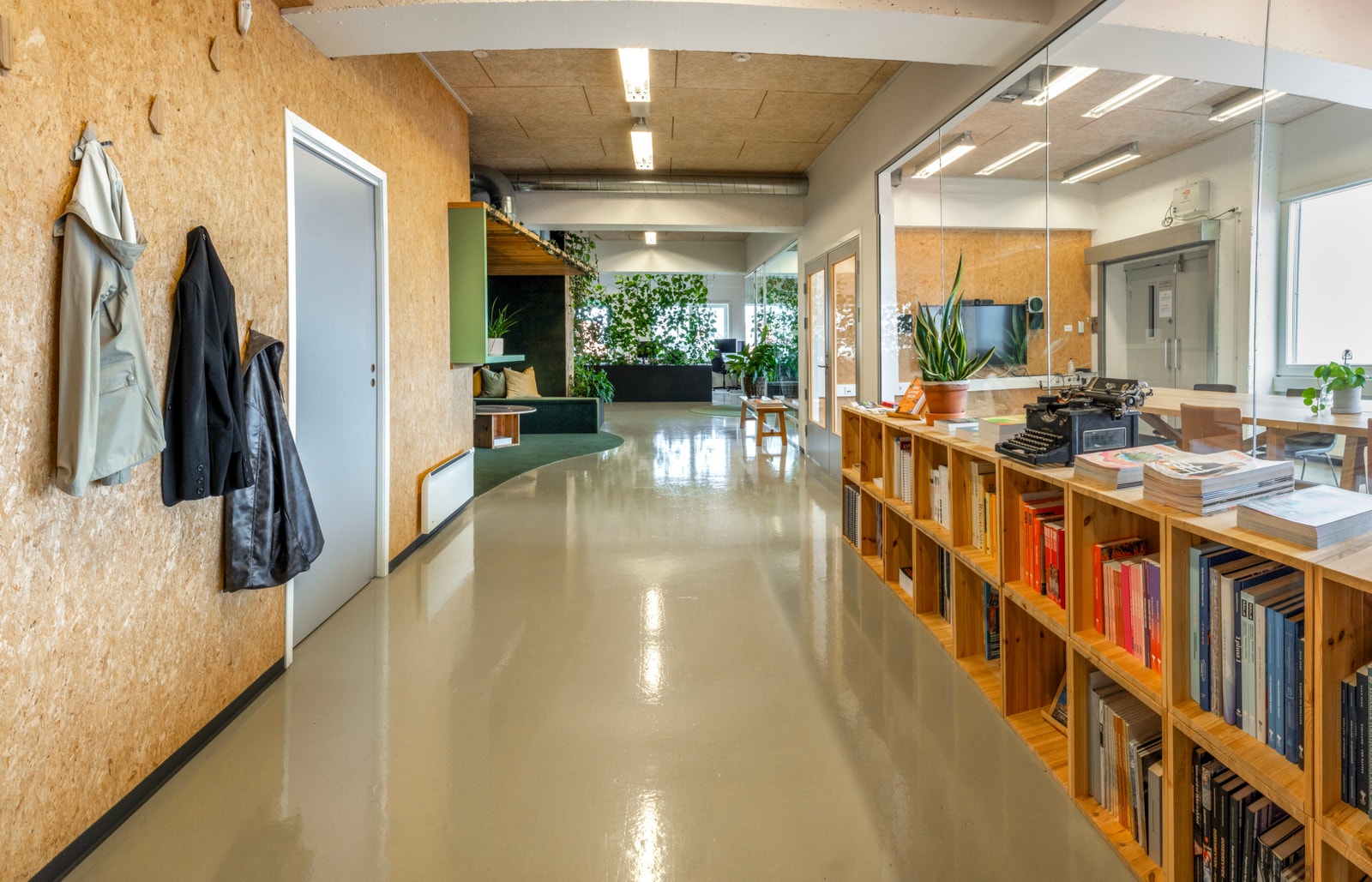 Gang inn mot lokalet med stort møterom til høyre Galleribilde