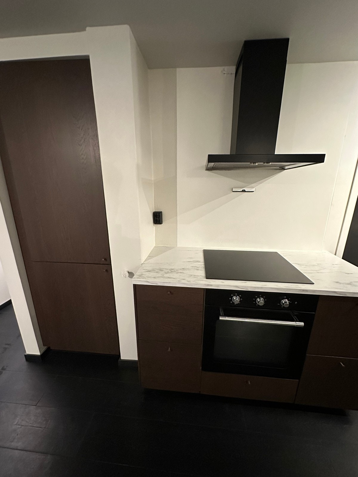 Kjøkken med innebygget kjøleskap Galleribilde