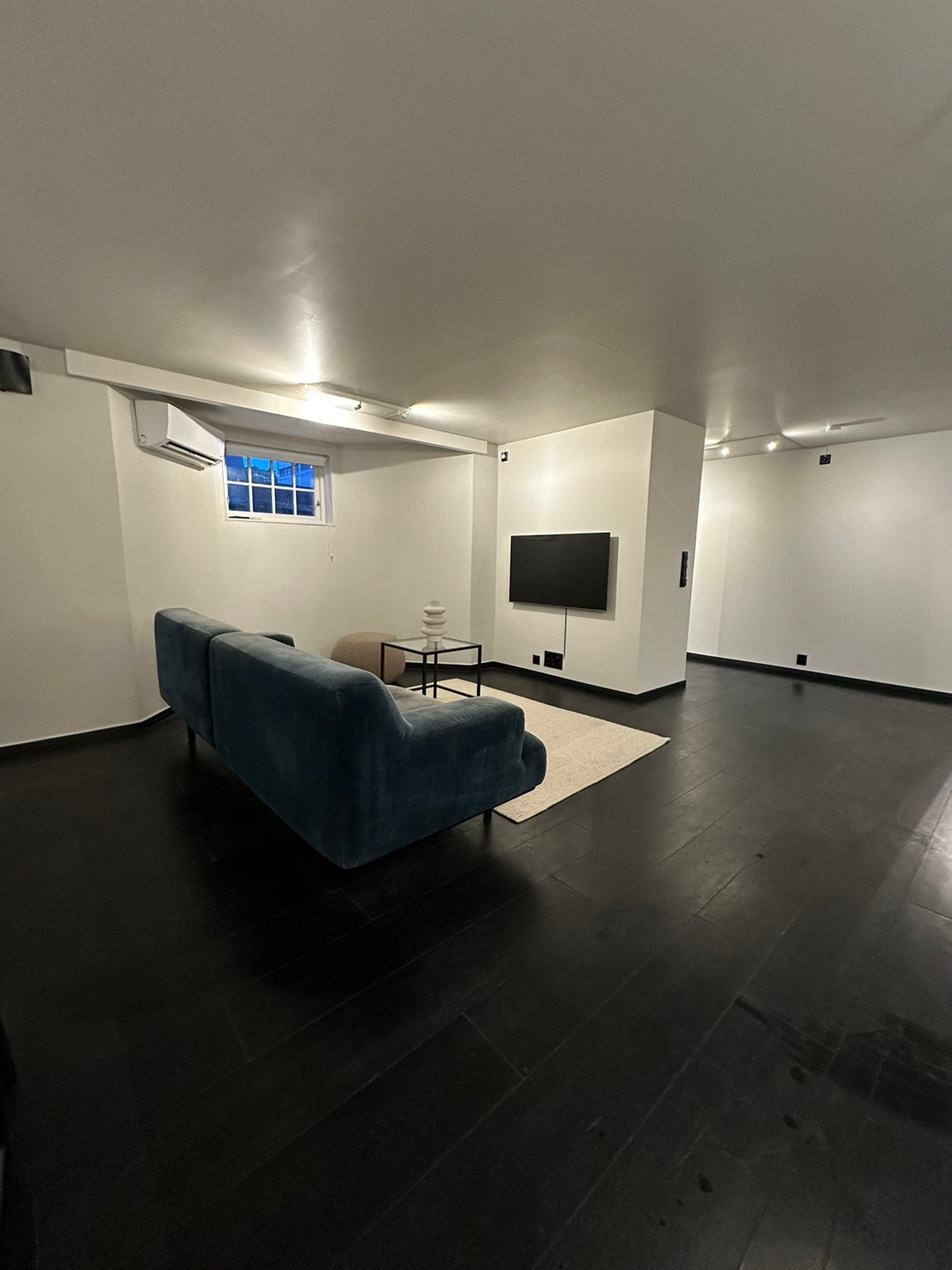 Stue med vegghengt smart-tv Galleribilde