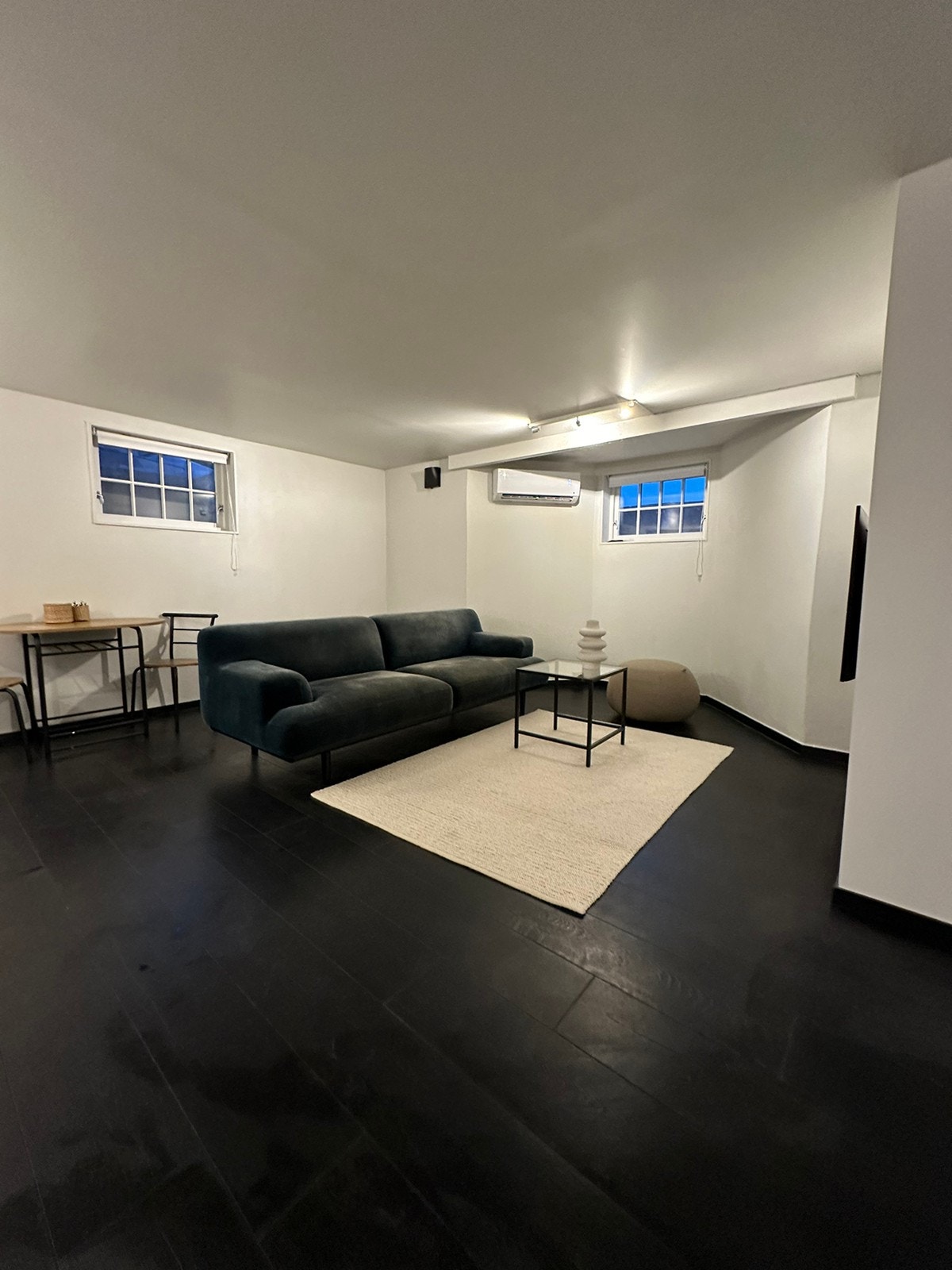 Stue - alle gulv i leiligheten har varmefolie og er oppvarmet. Det er også varmepumpe for de kalde vintermånedene. Galleribilde