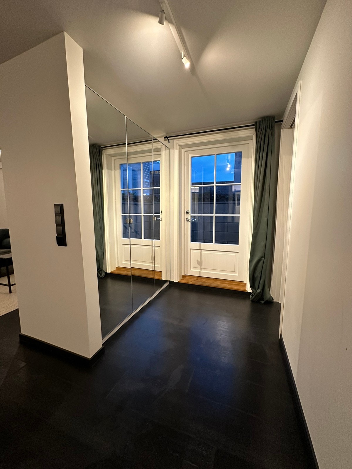 Gang med garderobeskap Galleribilde