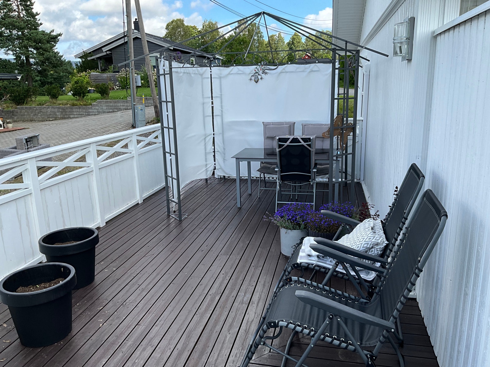 Ute plass Galleribilde