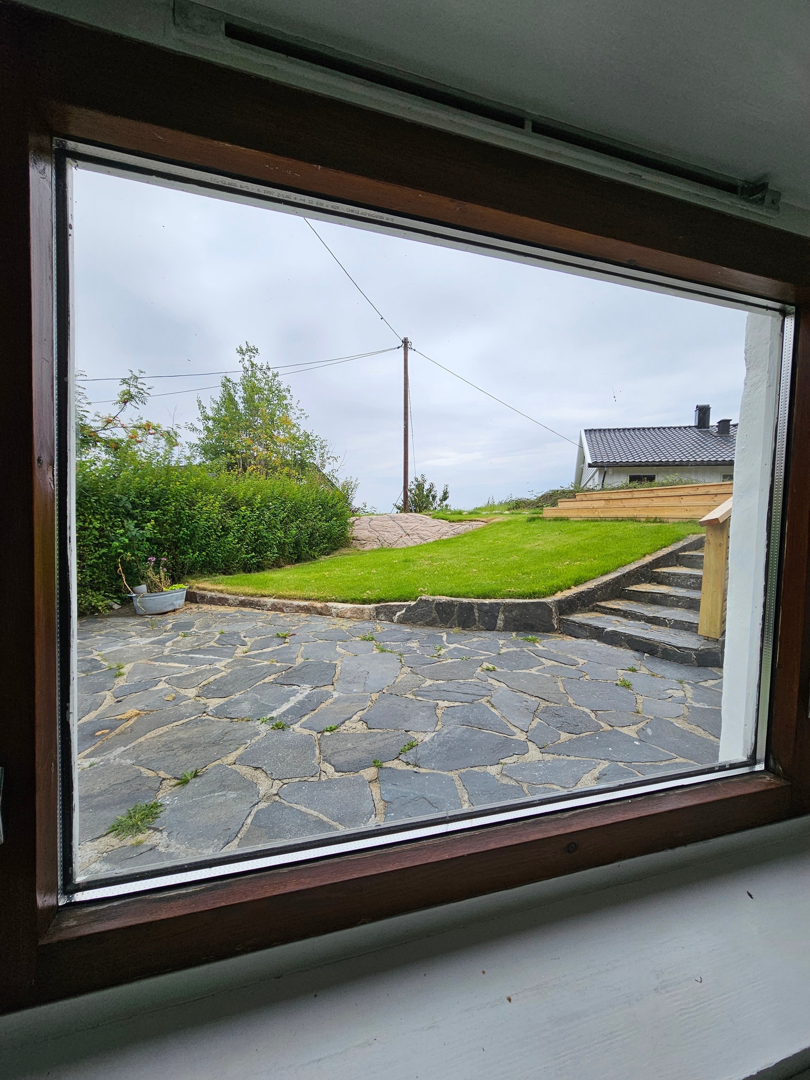 Store vinduer gjør hybelen lys Galleribilde