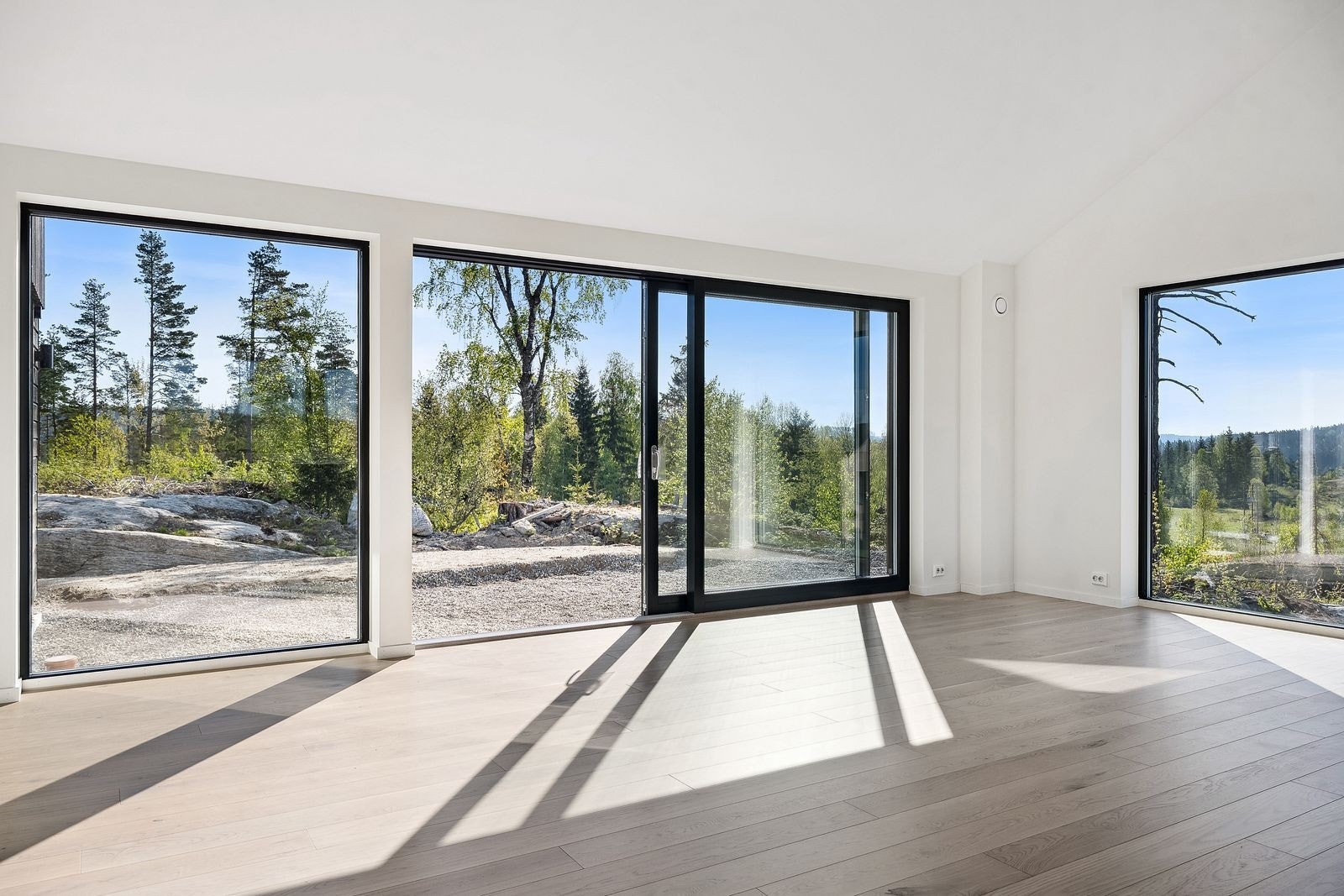 De store vindusflatene slipper inn rikelig med naturlig lys og gir en unik kontakt med utsikten og omgivelsene. Galleribilde