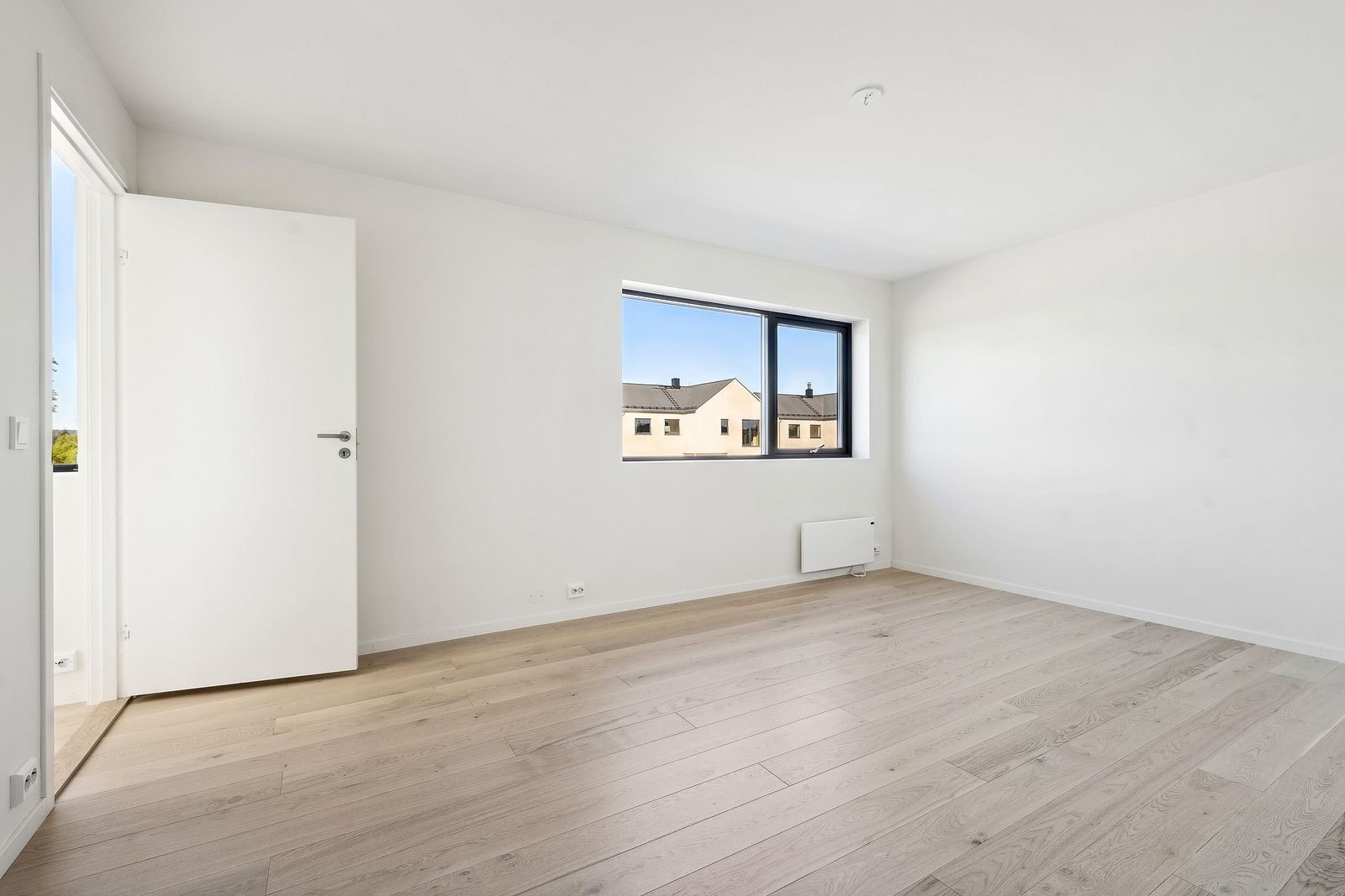 3 av soverommene befinner seg i boligens 2. etasje - Hovedsoverommet med tilknytning til en suite bad befinner seg i boligens 1. etasje Galleribilde