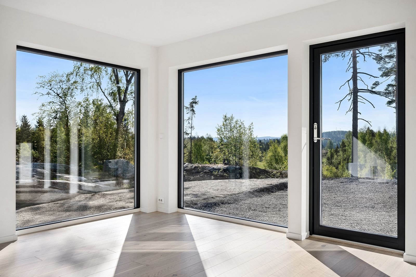 Fra stuen er det adkomst til en solrik og skjermet uteplass. Galleribilde