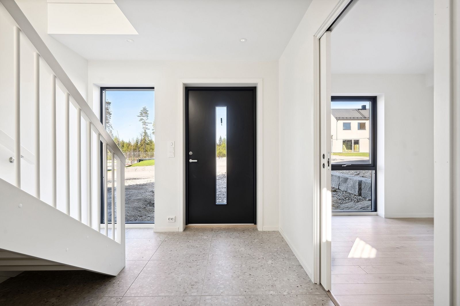 Lys og innbydende flislagt entré - Praktisk garderobe i tilknytning til entré med god plass til å henge fra seg yttertøy. Galleribilde