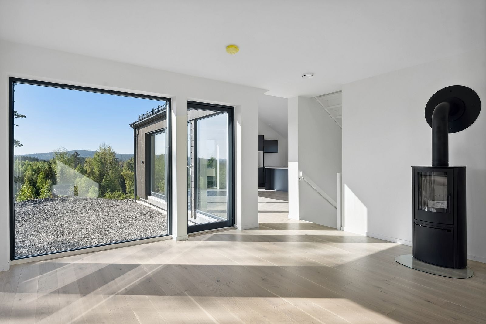Boligen har en vedovn som varmer godt på mørke og kalde dager. Galleribilde