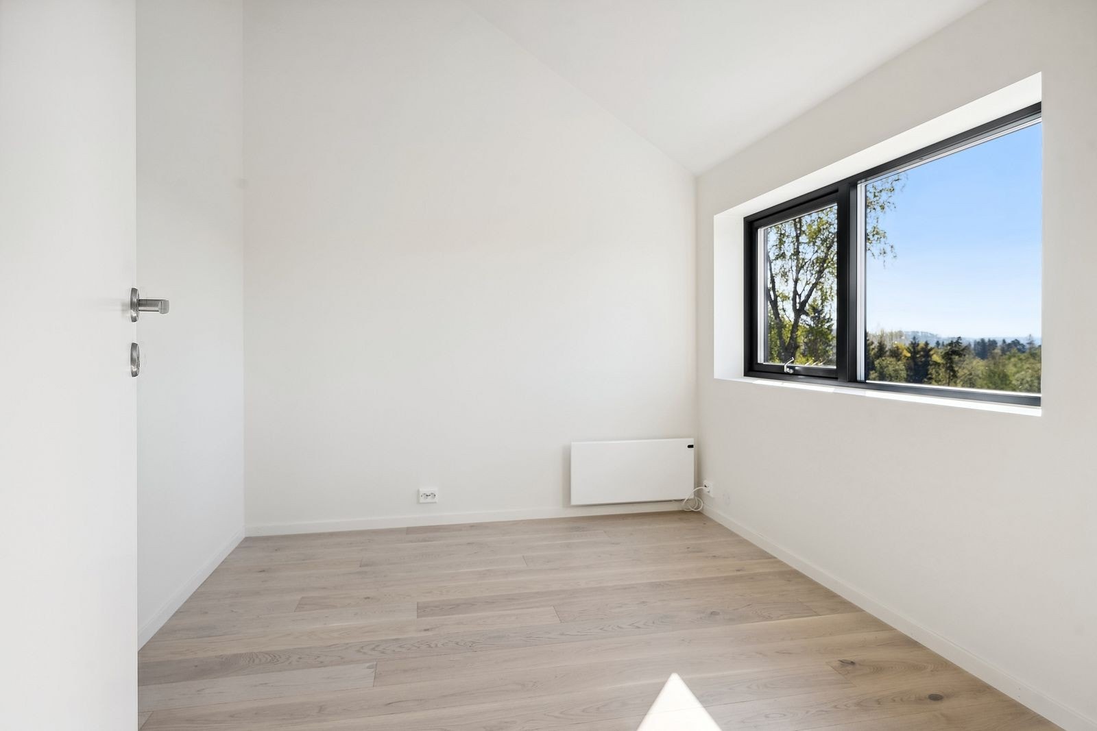 Alle soverommene har god plass til seng med tilhørende møblement. Galleribilde