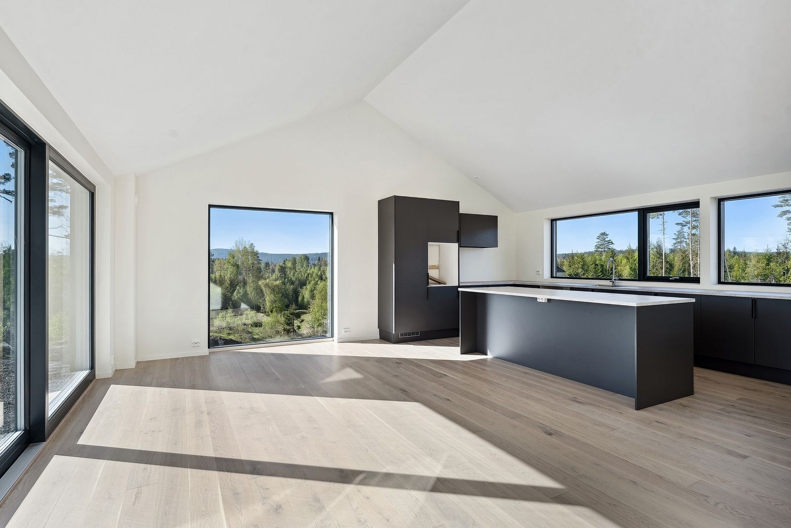 Det er god plass til langbord i spisestuen - Perfekt for sosiale sammenkomster. Galleribilde