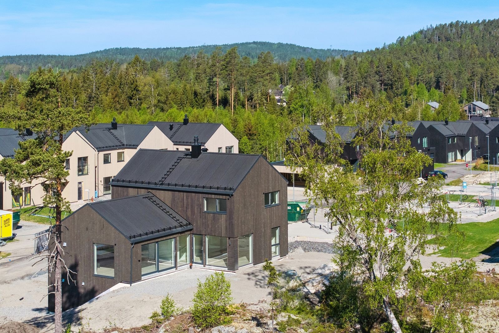 Meget attraktiv og innholdsrik enebolig som blant annet 4 sov, 2 bad og separat vaskerom. Galleribilde