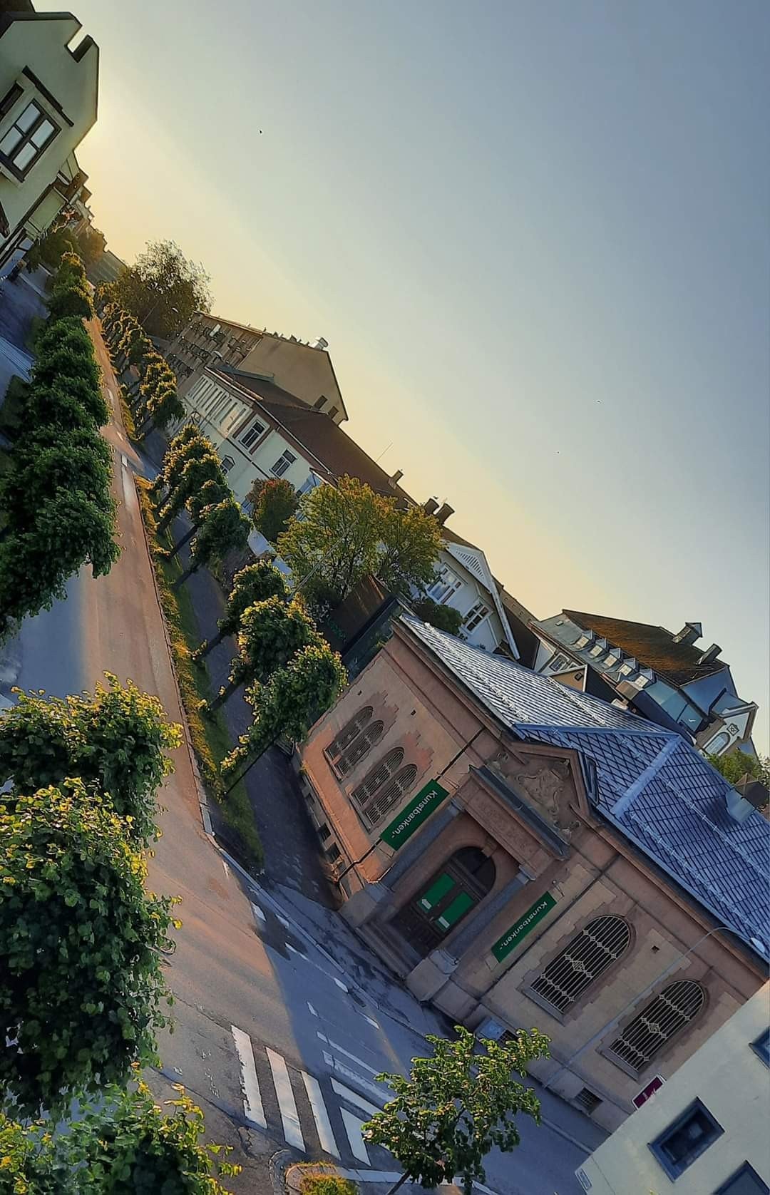 "Byen våkner." Utsikt fra balkongen i retning Hamar Park. Galleribilde