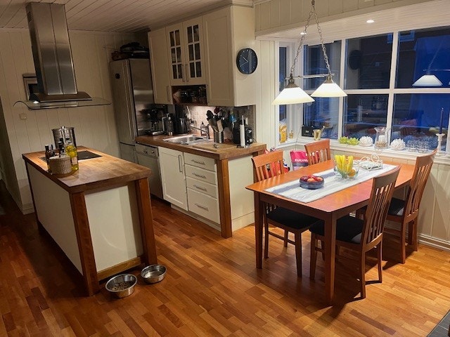Kjøkken og spisebord til 6 personer Galleribilde