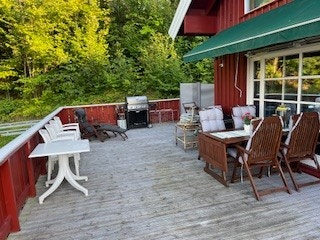 Terrassen i front med spiseplasser og markise Galleribilde