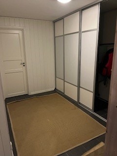 Garderobeløsning i kjelleretasjen Galleribilde