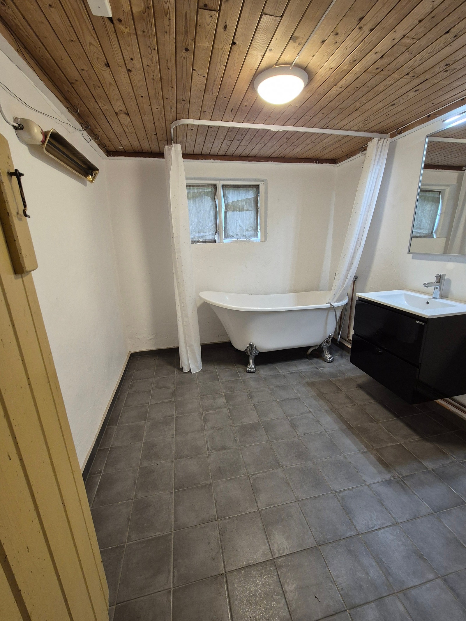 Bad i kjeller uten toalett Galleribilde