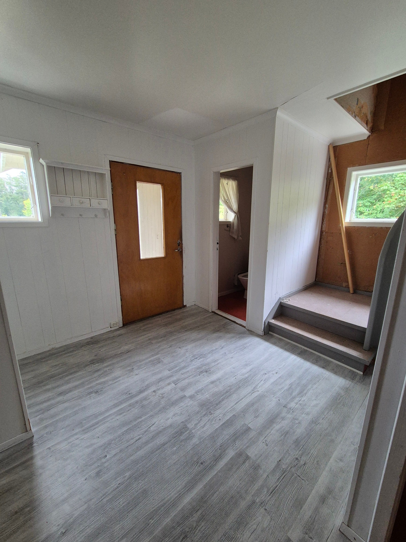 Entré med trappeoppgang mot loft og kjeller Galleribilde