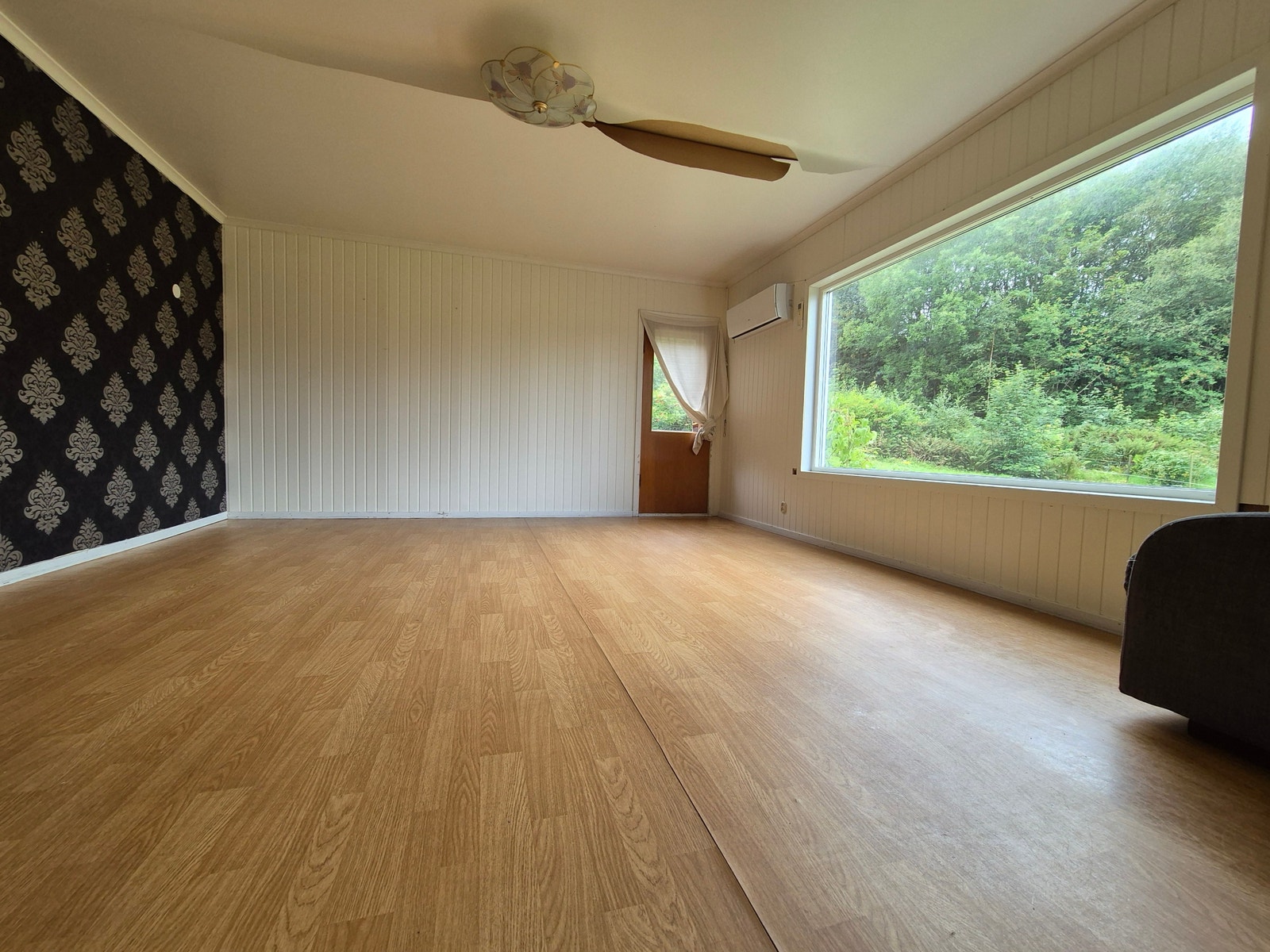 Stue med 2 store vindu. Skade i tak skal repareres Galleribilde