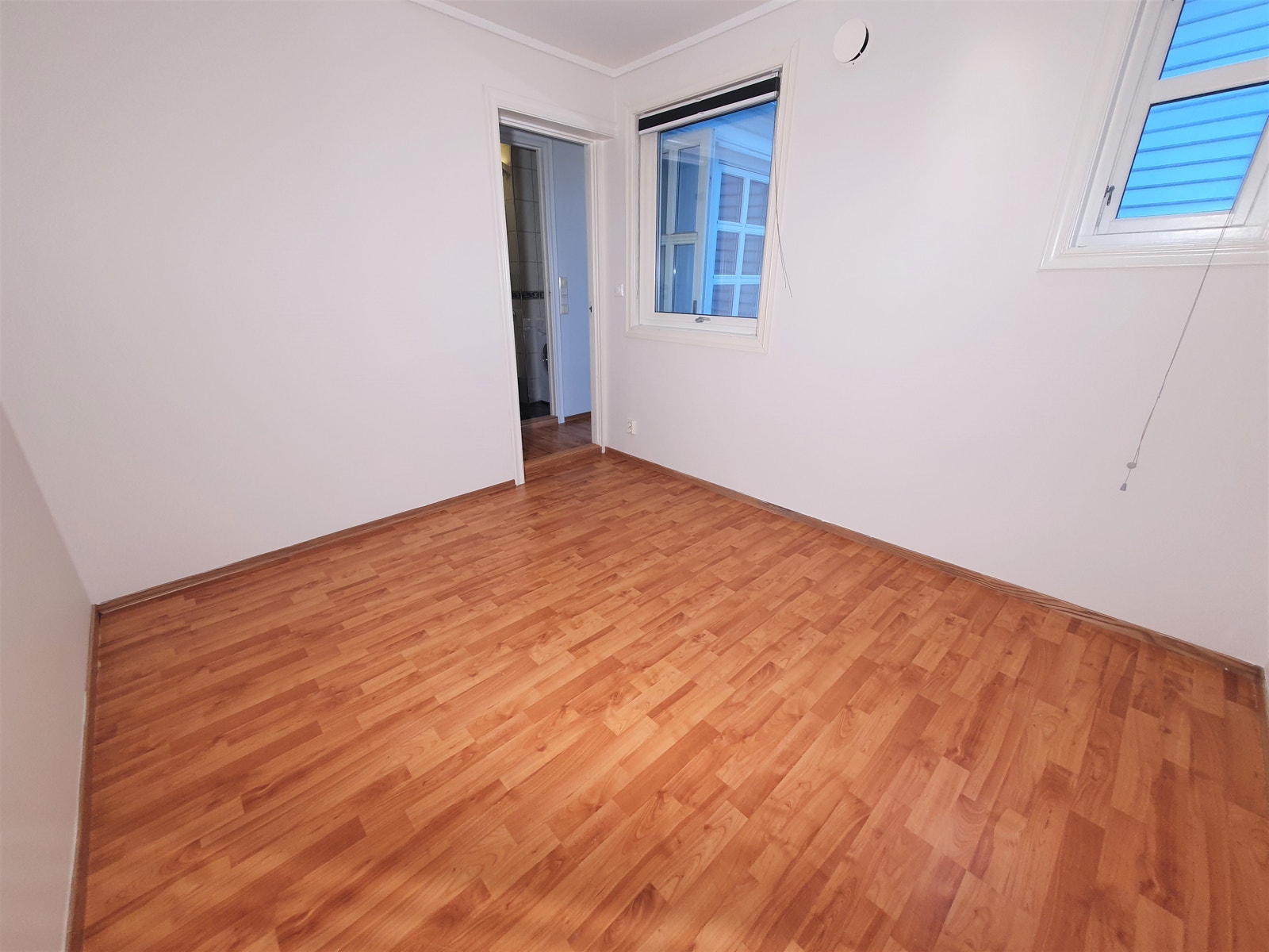 Soverom! Vendt mot rolig bakgård Galleribilde