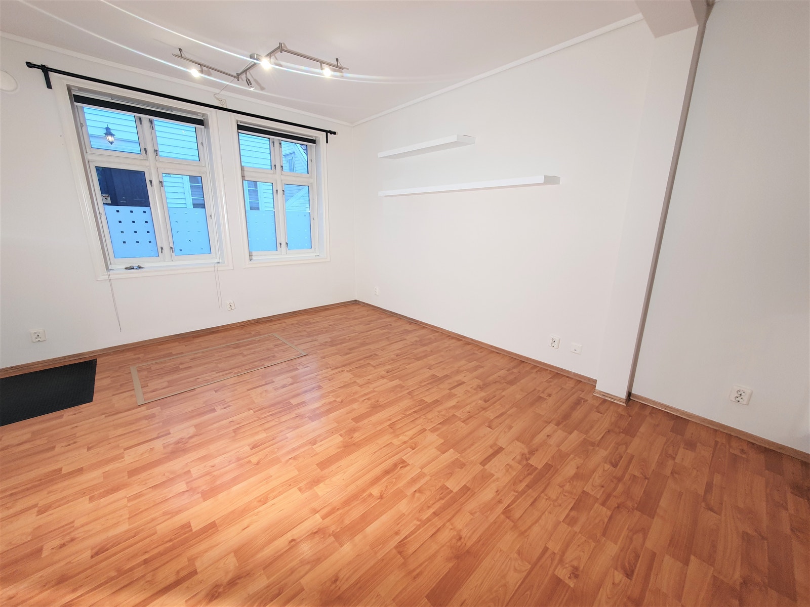 Romslig stue med god plass til møblering! Galleribilde