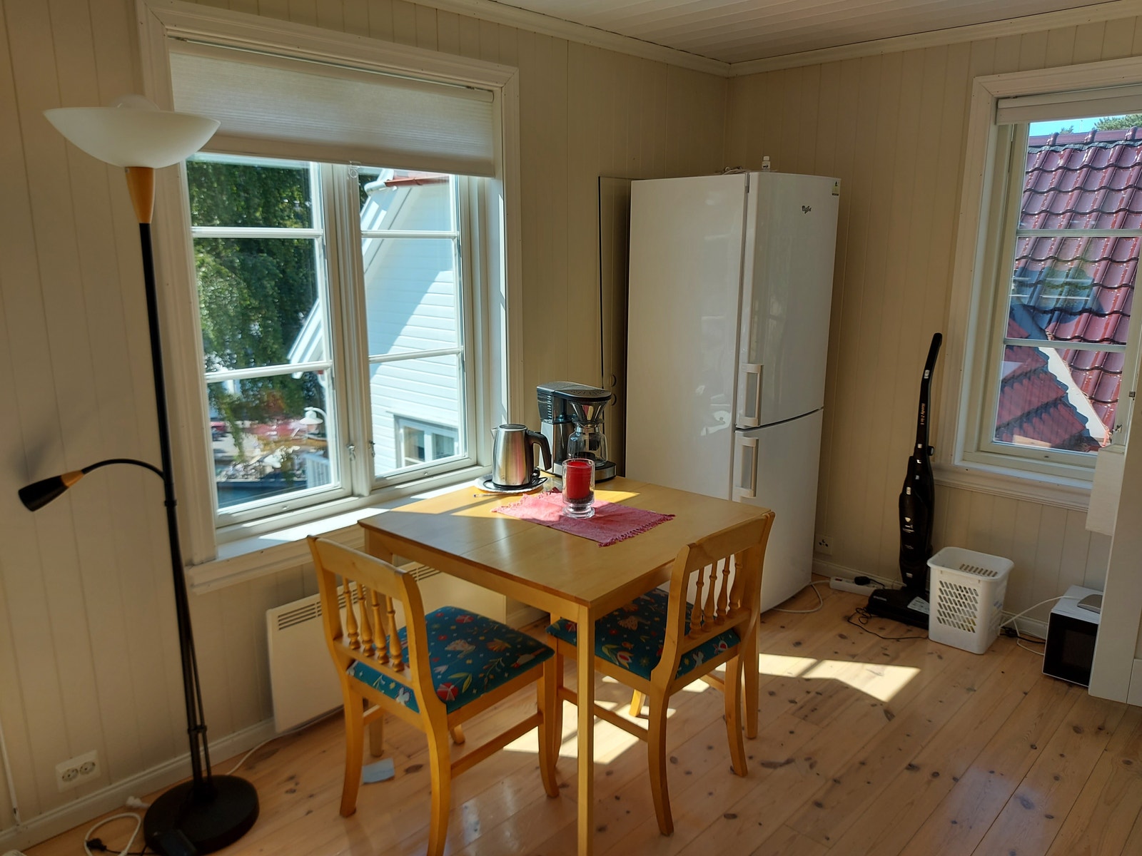 Bord med 2 stoler. Galleribilde