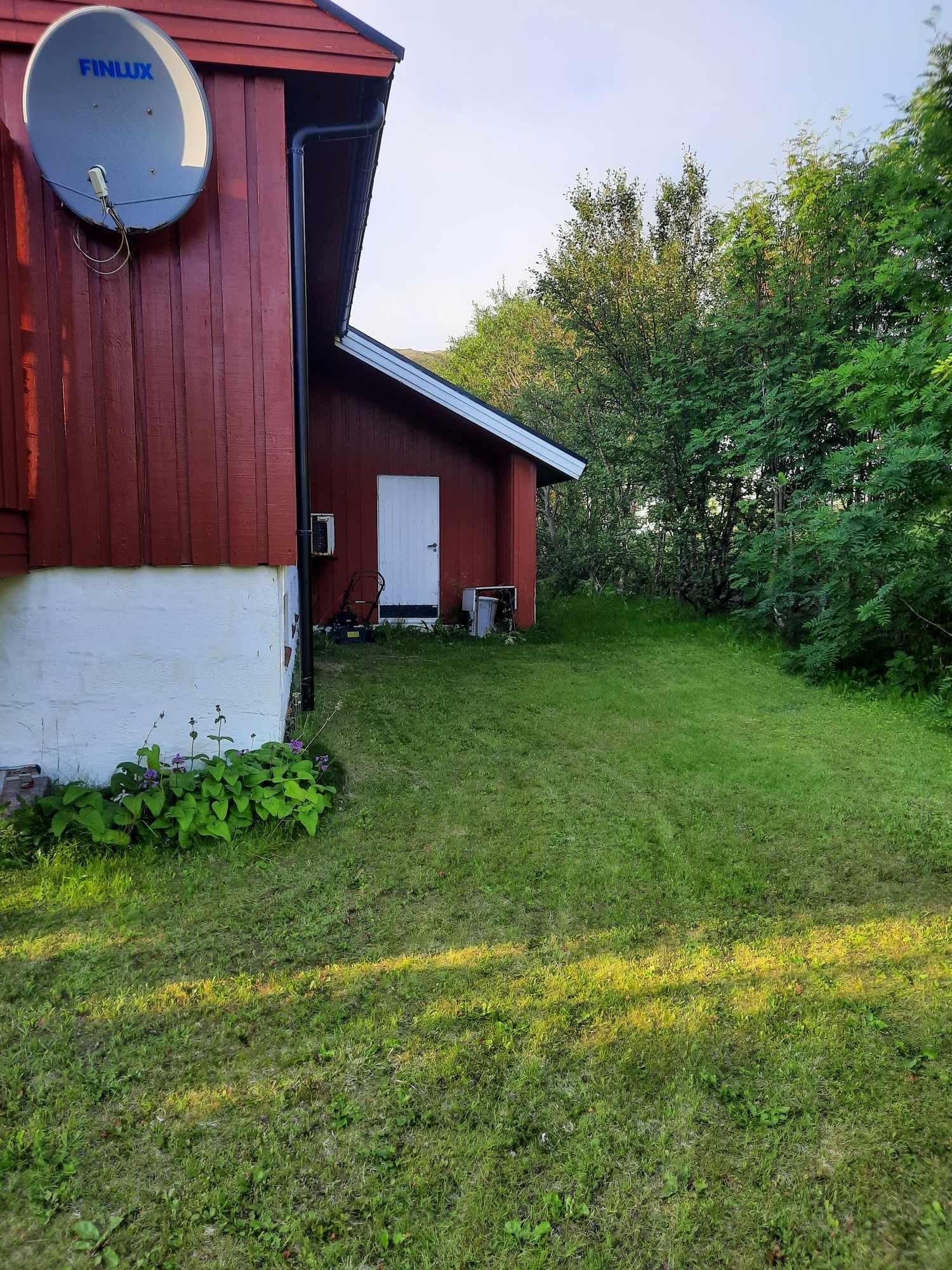 Bakside av hus, viser utebod Galleribilde