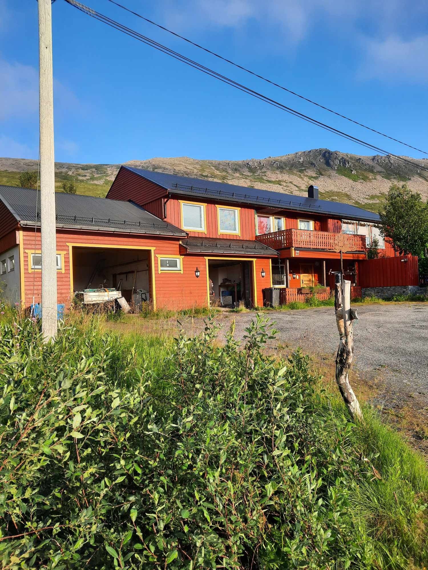 Frontbilde av huset, viser dobbel garasje Galleribilde