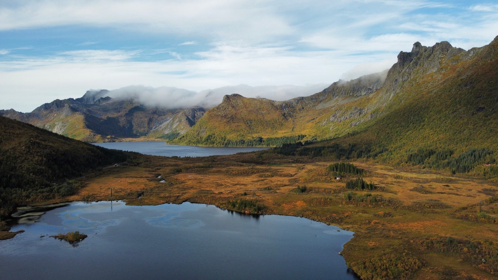 Nydelig utsikt med badevann, tur/skiløype og turområder/fjell rett ved. Galleribilde