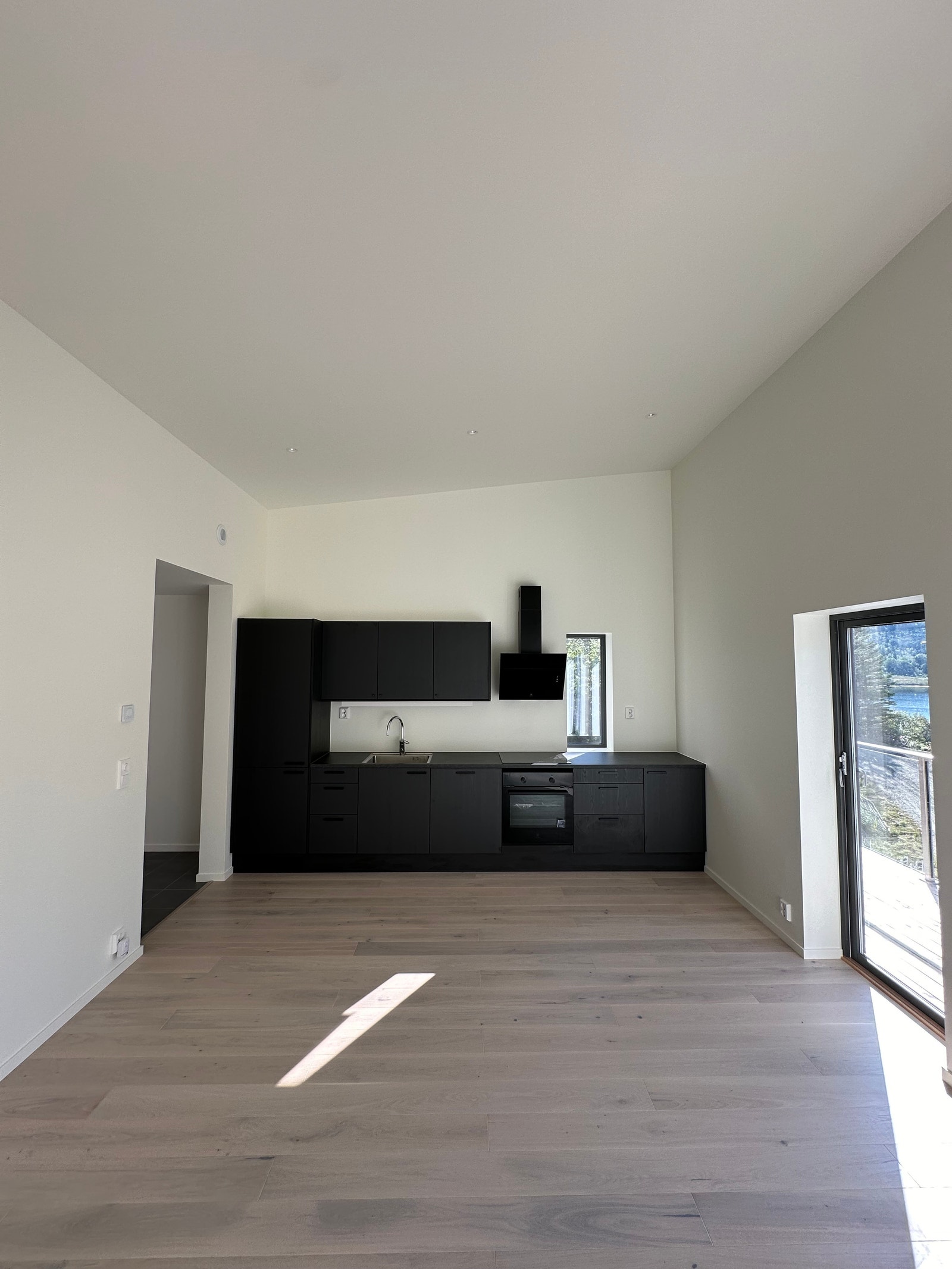 Integrerte hvitevarer som oppvaskmaskin, kjøl/fryseskap og komfyr/koketopp. Galleribilde