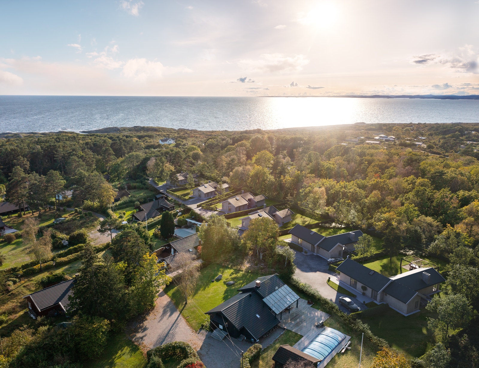 Oppdag ditt drømmested: Velg mellom 'L-hytta' og 'Klyngehytta' for en unik kombinasjon av komfort og natur. Galleribilde