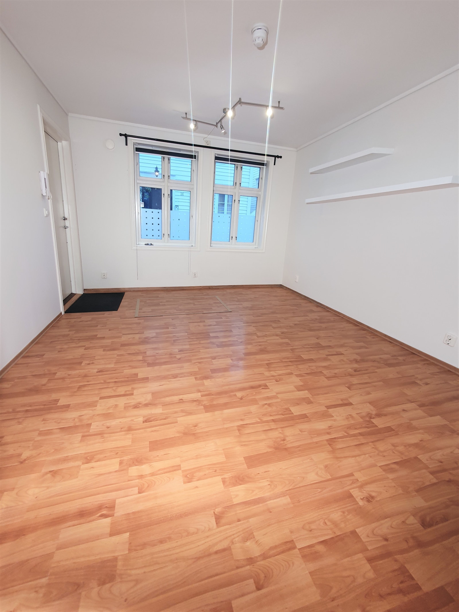 Romslig stue med god plass til møblering! Galleribilde