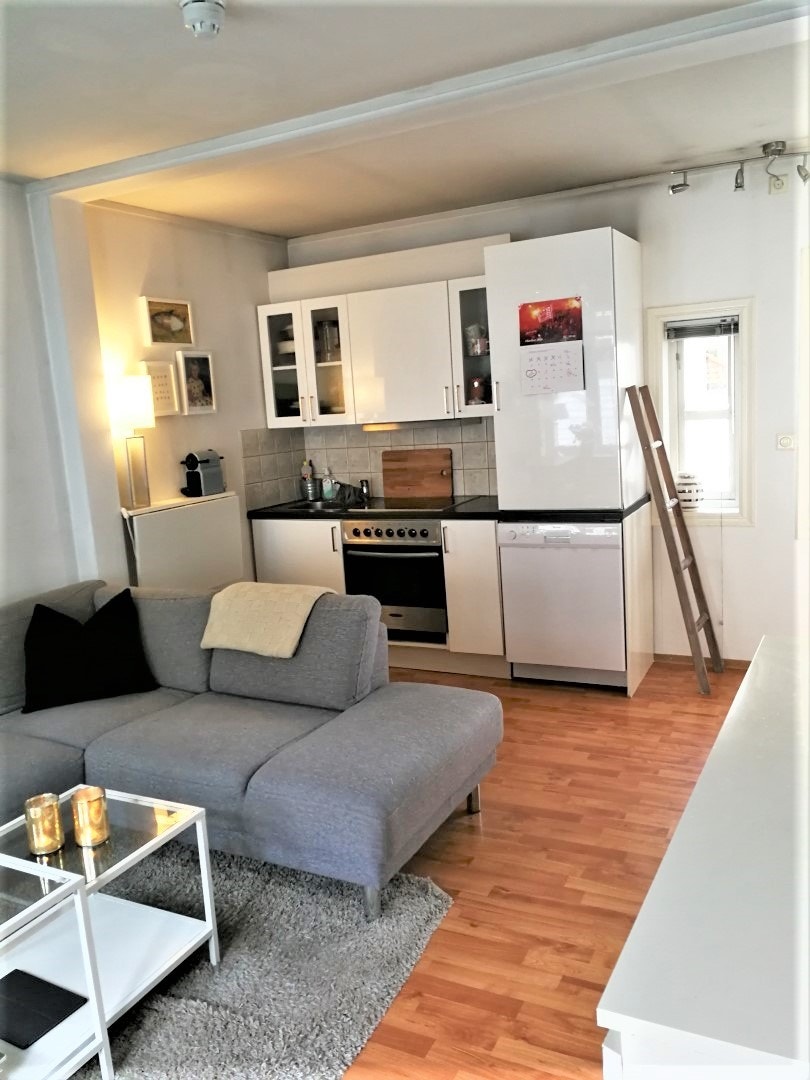 Bilde er fra 2 etg, for å vise eksempel med møblering, 1 etg har mer benkeplass Galleribilde