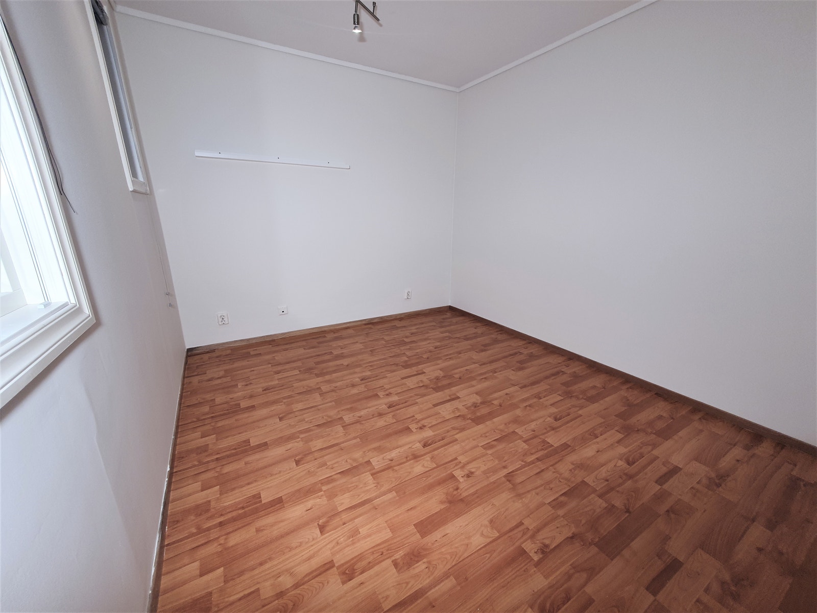 Soverom! Vendt mot rolig bakgård Galleribilde